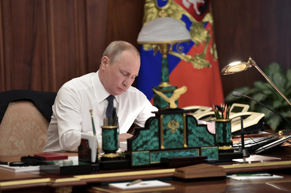 (VIDEO) OVO JAVNOST RETKO VIĐA: Putin otvorio vrata svoje kancelarije i pokazao gde radi!