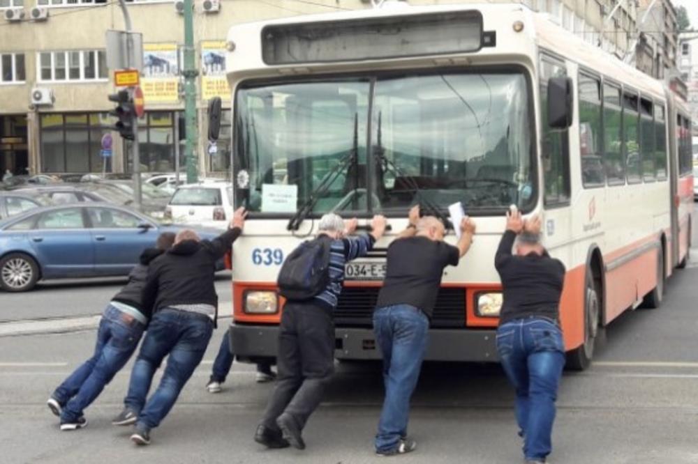KOMIČNA SLIKA IZ CENTRA SARAJEVA: Trolejbus stao nasred raskrsnice, pa se građani dali u akciju!