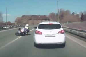 (VIDEO) JE L' CUGNUO ILI SAMO NE ZNA DA VOZI? Ruski policajac napravio incident nasred puta!