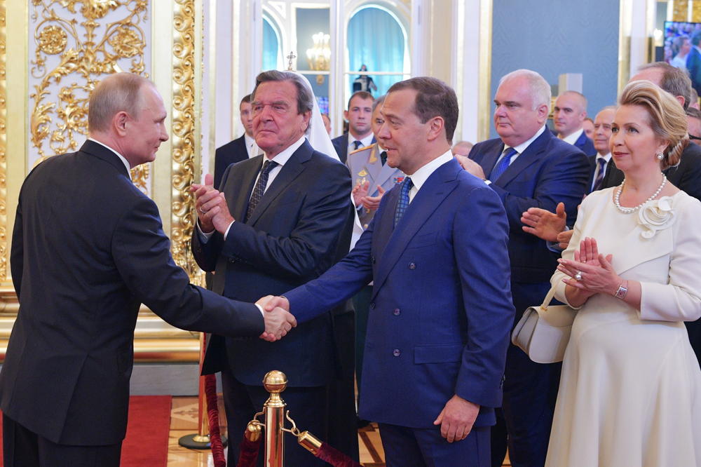 PUTINOV PRVI PREDSEDNIČKI POTEZ: Predložio parlamentu Medvedeva za novog premijera