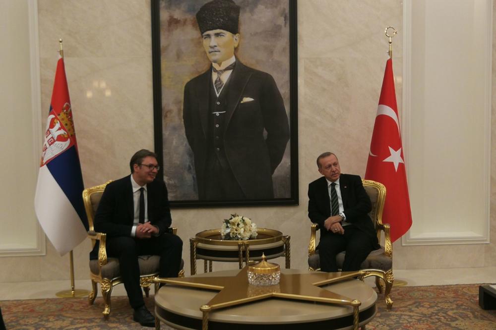 NAJVIŠE POČASTI: Erdogan lično ispratio Vučića na aerodromu!