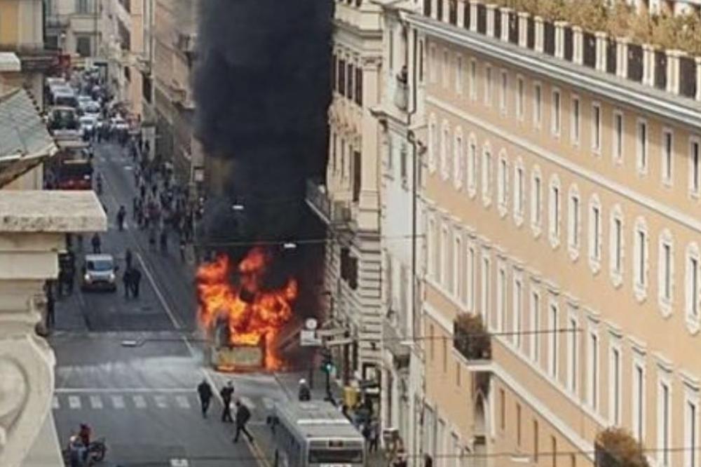 (FOTO, VIDEO) DRAMA U RIMU: U centru grada eksplodirao autobus!