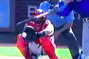 (VIDEO) UHHHH, OVO JE BAŠ BOLELO! Bejzbol igrač dobio udarac u NAJNEZGODNIJE MESTO!