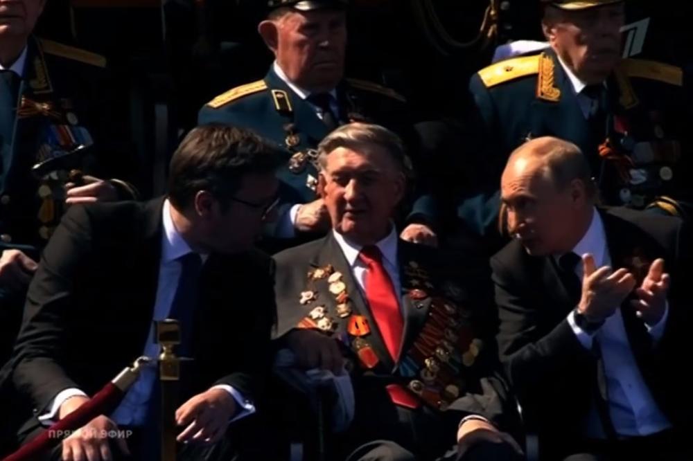 DESNO OD PUTINA, NA POČASNOM MESTU: Pogledajte kako Vučić i Putin srdačno ćaskaju na paradi u Moskvi! (VIDEO)