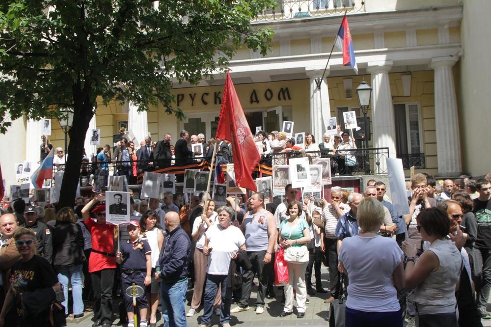 BESMRTNI PUK KORAČAO  BEOGRADOM: Više stotina građana obeležilo Dan pobede nad fašizmom