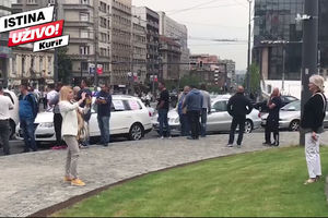 LEPŠA STRANA ŠTRAJKA TAKSISTA: Beograđanke iskoristile kolaps da se slikaju pored fontane na Slaviji?! (FOTO)