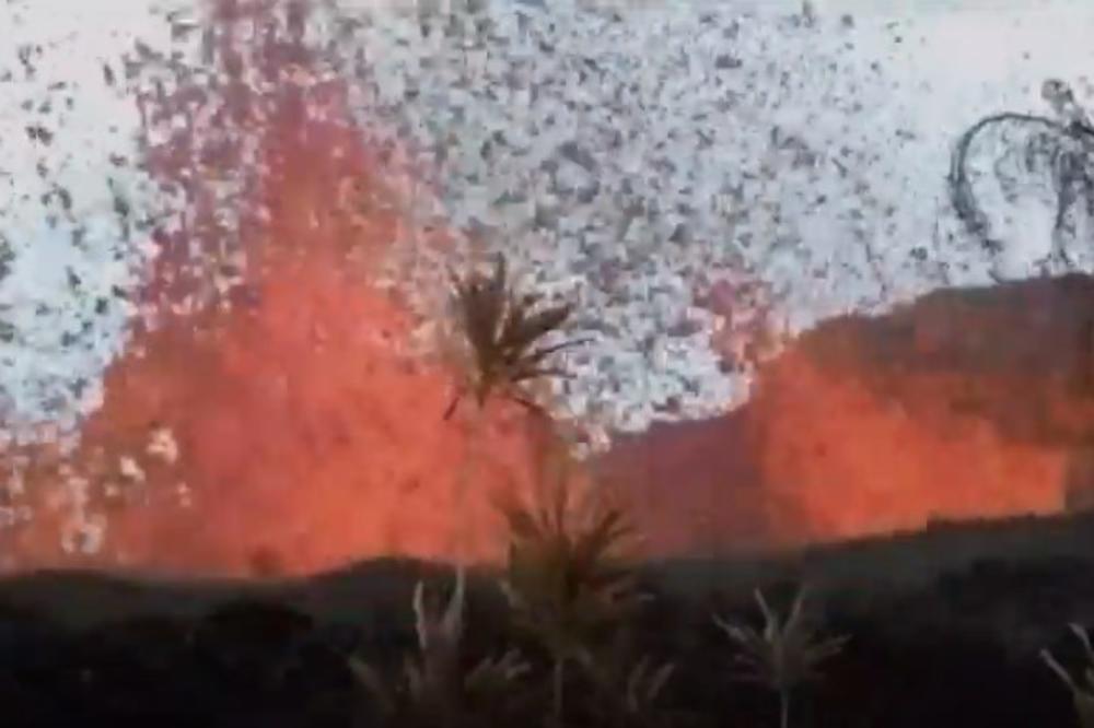 POGLEDAO JE U DVORIŠTE I NIJE MOGAO DA VERUJE SVOJIM OČIMA: Vulkan ih teroriše danima, a stanovnik Havaja snimio neverovatan prizor! (VIDEO)