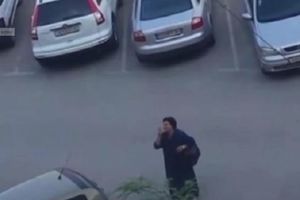 SERENADA ZA GRUEVSKOG: Starija gospođa zapevala pod balkonom bivšeg makedonskog premijera (VIDEO)
