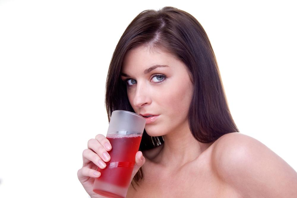 ŽENE ĆE SE RAZOČARATI: Mislile ste da sok od brusnice pomaže kod urinarnih infekcija, a ovo je PRAVA ISTINA!
