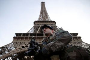 DRAMA U PARIZU: Policija blokirala Ajfelovu kulu i hitno izvodi sve posetioce! NAREĐENJE ODZVANJA SA RAZGLASA (VIDEO)