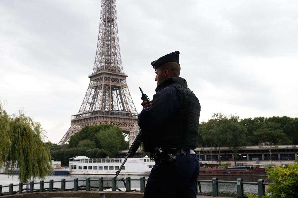 DRAMA U PARIZU: Evakuisana Ajfelova kula! Primećen muškarac kako se penje po 300 metara viskokom simbolu grada! (VIDEO)