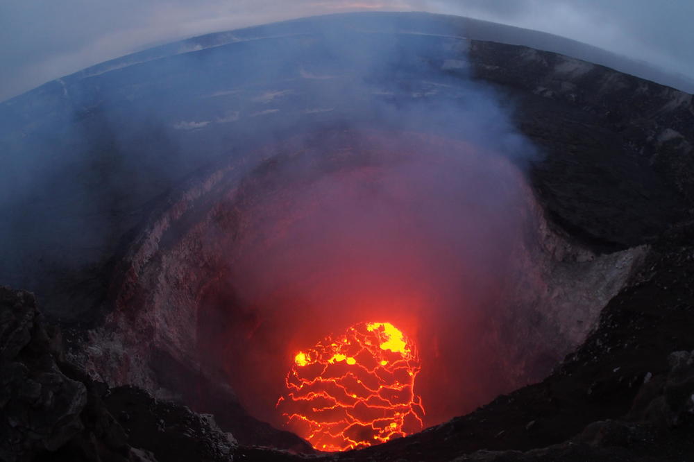 HOROR NA HAVAJIMA: Vulkan Kilauea opet bljuje lavu! Nema gde da se beži, zatvoreni putevi! OPASNO JE I DISTATI, vazduh je pun otrova! (VIDEO)
