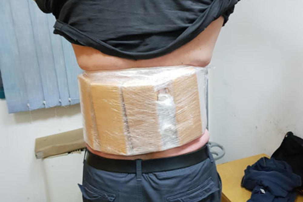 NESVAKIDAŠNJI POKUŠAJ KRIJUMČARENJA DROGE NA HORGOŠU: Čačanin (40) folijom oblepio heroin po sebi (FOTO)
