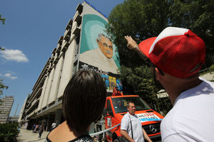 BISER NA LICU NOVOG SADA: Osvanuo mural posvećen velikom Mihajlu Pupinu (FOTO)