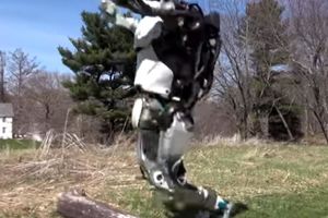 AMERIKANCI BUKVALNO PRAVE BUDUĆEG ŠAMPIONA: Novi robot skače kao Ivana Španović (VIDEO)
