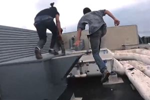 (VIDEO) Ovako izgleda kada policija juri kriminalce preko krovova!