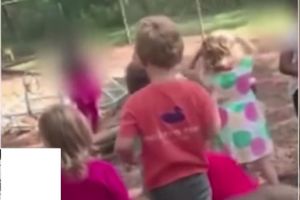 ŠOKANTAN SNIMAK KRUŽI INTERNETOM: Vaspitačica naredila deci da kamenuju dečaka (4) da bi ga kaznila (VIDEO)