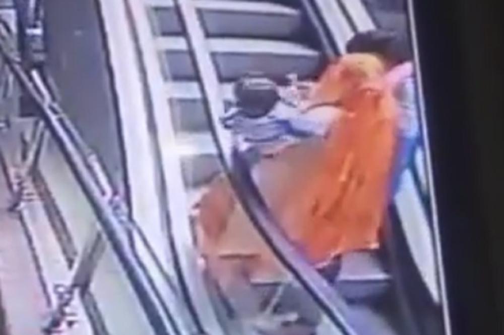 ZBOG SELFIJA UBILA DETE: Indijka na pokretnim stepenicama učinila jedan nepromišljen pokreti i usledio je HOROR! (UZNEMIRUJUĆI VIDEO)
