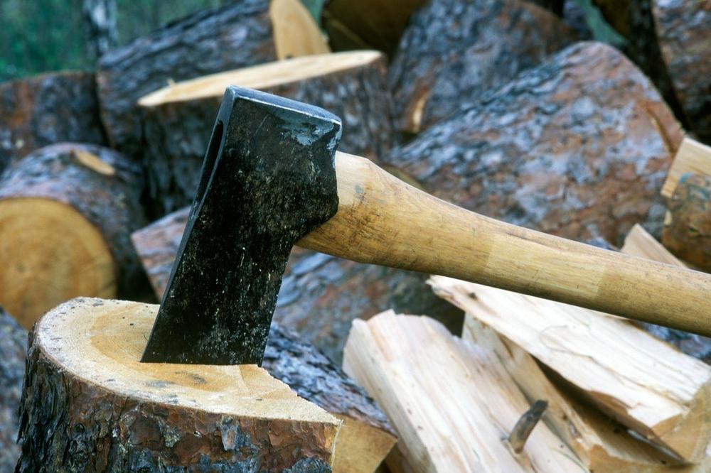 NESREĆA U HRVATSKOJ: Turista iz Belgije hteo da naseče drva, pa odsekao nožni prst!