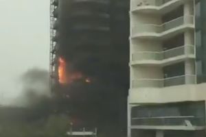 DRAMA U DUBAIJU: Gori neboder, vatrogasci se bore sa vatrenom stihijom! (VIDEO)