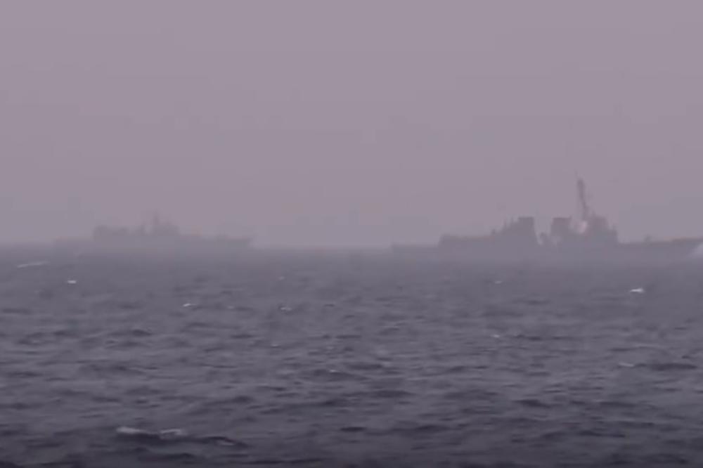 RUSKI BROD SE IGRA ŽMURKE SA AMERIČKIM NOSAČEM AVIONA: Pogledajte akciju u Sredozemnom moru! (VIDEO)