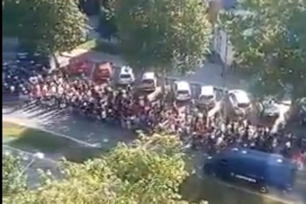 POLICIJA SPREČILA OKRŠAJ NA ULICAMA NOVOG SADA: Za dlaku izbegnuta masovna tuča navijača Vojvodine i Zvezde! (VIDEO)