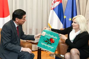 MINISTARKA I NOVI AMBASADOR JAPANA RAZMENILI POKLONE: Ministarka diplomati dala ćilimče, a evo čime je on nju darovao! (FOTO)