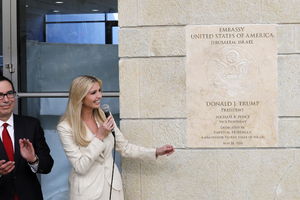 SVEČANO OTVORENA AMBASADA SAD U JERUSALIMU: Ivanka Tramp otkrila ploču na zgradi, američki predsednik se obratio video-linkom (VIDEO)