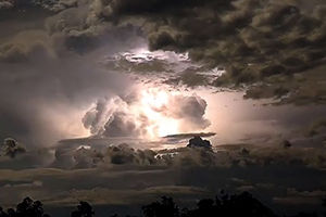 AKO PAKAO POSTOJI, ONDA IZGLEDA OVAKO! Sablasna grmljavina cepa turobne oblake (VIDEO)