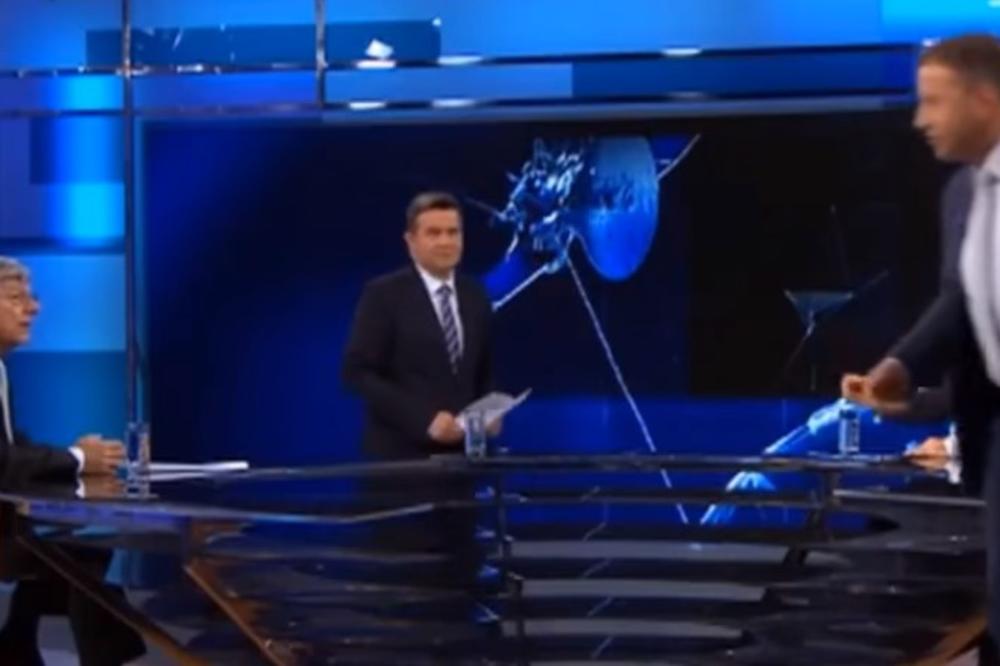 OKRŠAJ U STUDIJU HRVATSKE TELEVIZIJE: Političar skočio besan sa stolice i krenu na sagovornika, pobacao papire sa stola! (VIDEO)
