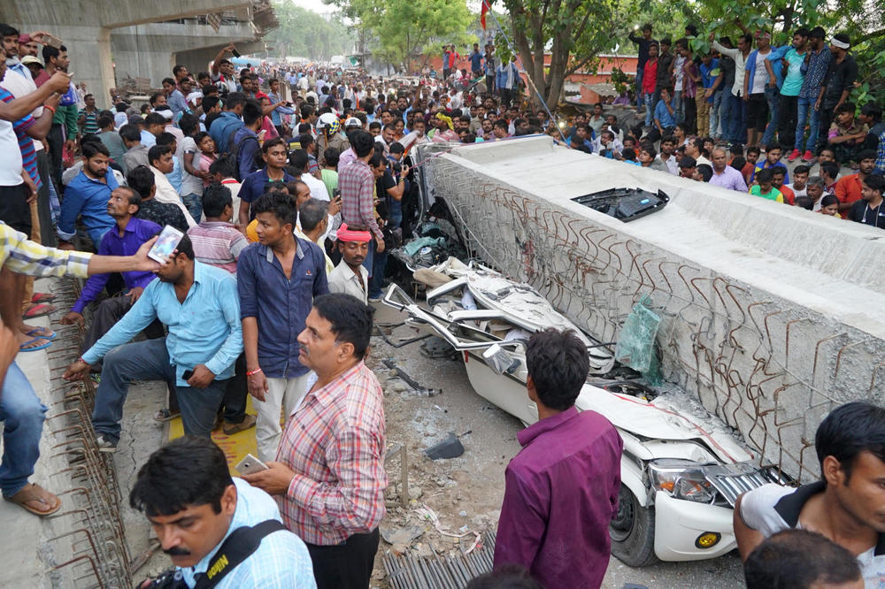 UŽAS U INDIJI: Srušio se nadvožnjak na pešake i vozače! Najmanje 7 mrtvih! (VIDEO)