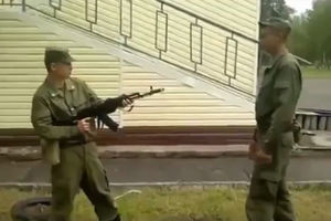 OBESMISLIO KALAŠNJIKOV U 3 SEKUNDE! Ruski vojnik demonstrirao odbranu od moćne puške! (VIDEO)