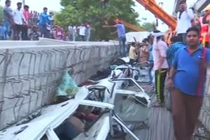 STRAVIČNA NESREĆA U INDIJI: Srušio se nadvožnjak, 18 poginulo, 50 zarobljeno! Betonski blokovi potpuno smrskali automobile i autobus! (VIDEO)