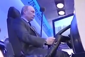 INSTRUKTOR URLA NA PUTINA SVE VREME: Predsednik Rusije nije znao šta ga snašlo! Muškarac GRMI na šefa države! Daj gas, idemo, idemo, VOZI KO RUS, brže, brže... (VIDEO)