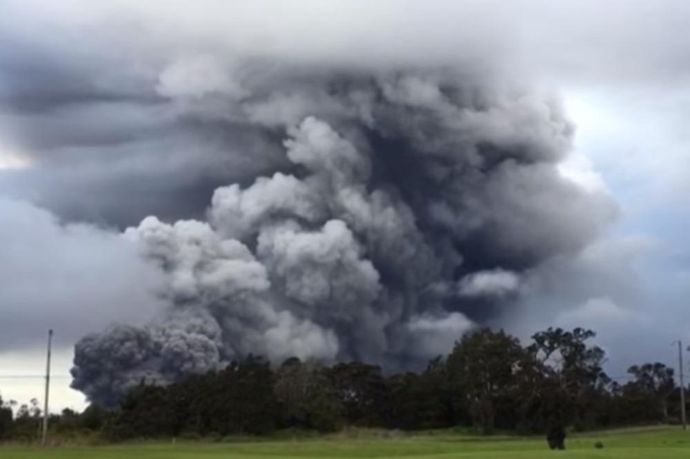 STRAVIČNA ERUPCIJA NA HAVAJIMA: Vulkan izbacuje pepeo 9 kilometara u visinu, ljudi beže u skloništa! (VIDEO)
