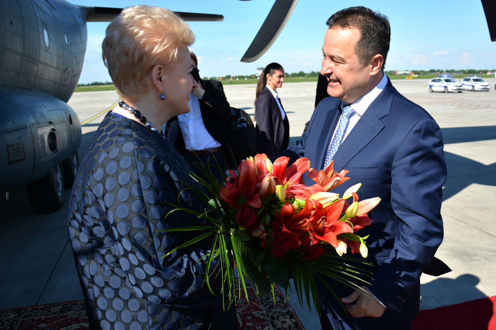 PREDSEDNICA LITVANIJE DOŠLA U POSETU SRBIJI: Na aerodromu je dočekao Ivica Dačić