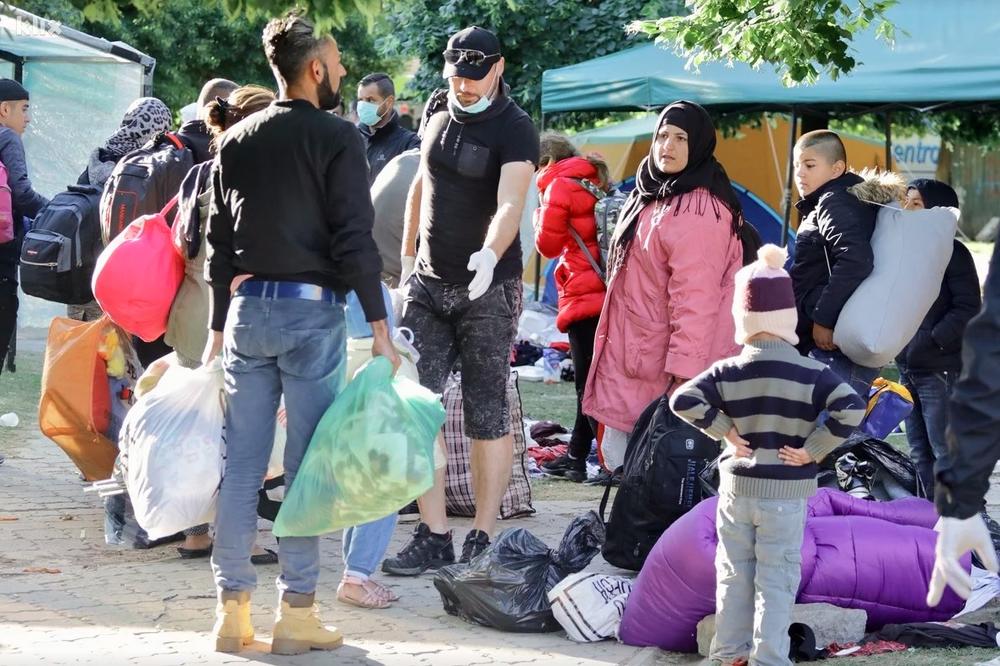 SARAJLIJE ODAHNULE: Migranti iz parka kod Većnice prebačeni u izbeglički centar (VIDEO)