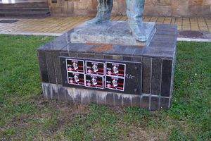 INCIDENT U ZRENJANINU: Spomenik Žarku Zrenjaninu i tabla SPS osvanuli prelepljeni likom kralja Petra