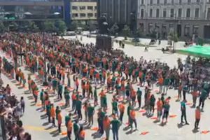 KADRIL U CENTRU ZRENJANINA: Više od 1.000 maturanata plesalo na trgu (VIDEO)
