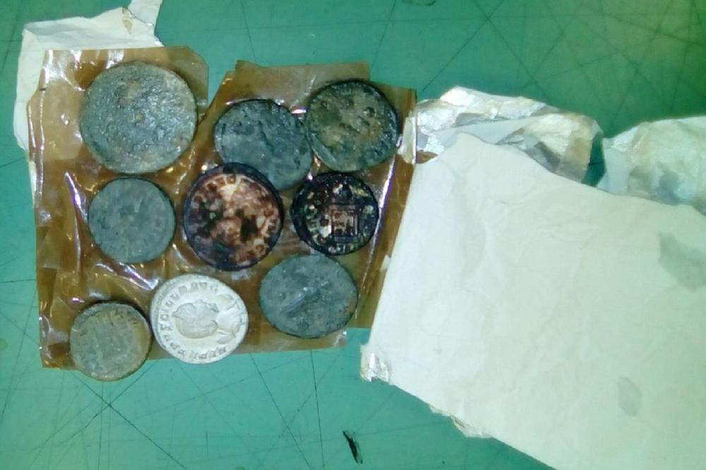 CARINICI OTVORILI POŠILJKU PA SE ŠOKIRALI: Beograđani slali novčiće za Ameriku, a prijavili da su dugmići! (FOTO)
