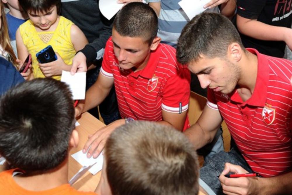 JOVELJIĆ I BABIĆ UŽIVALI SA KLINCIMA: Fudbaleri Crvene zvezde u poseti beogradskoj školi