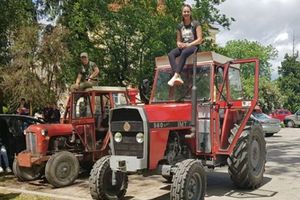 ŠOK U SLAVONSKOJ POŽEGI: Maturantkinje na traktorima došle u školu!