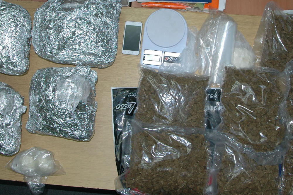 MAJKA I ĆERKA IZ PANČEVA PALE POSLE POLICIJSKOG PRETRESA: Našli im 8 kilograma marihuane (FOTO)