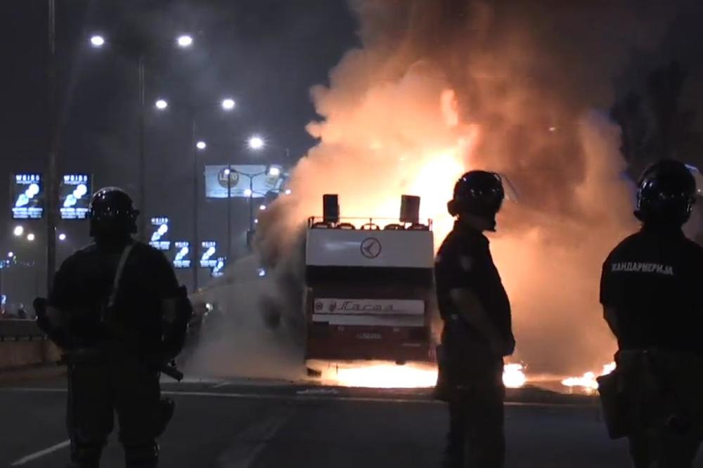 (KURIR TV SA LICA MESTA) HAOS NA PROSLAVI ZVEZDINE TITULE: Fudbaleri slučajno zapalili autobus!