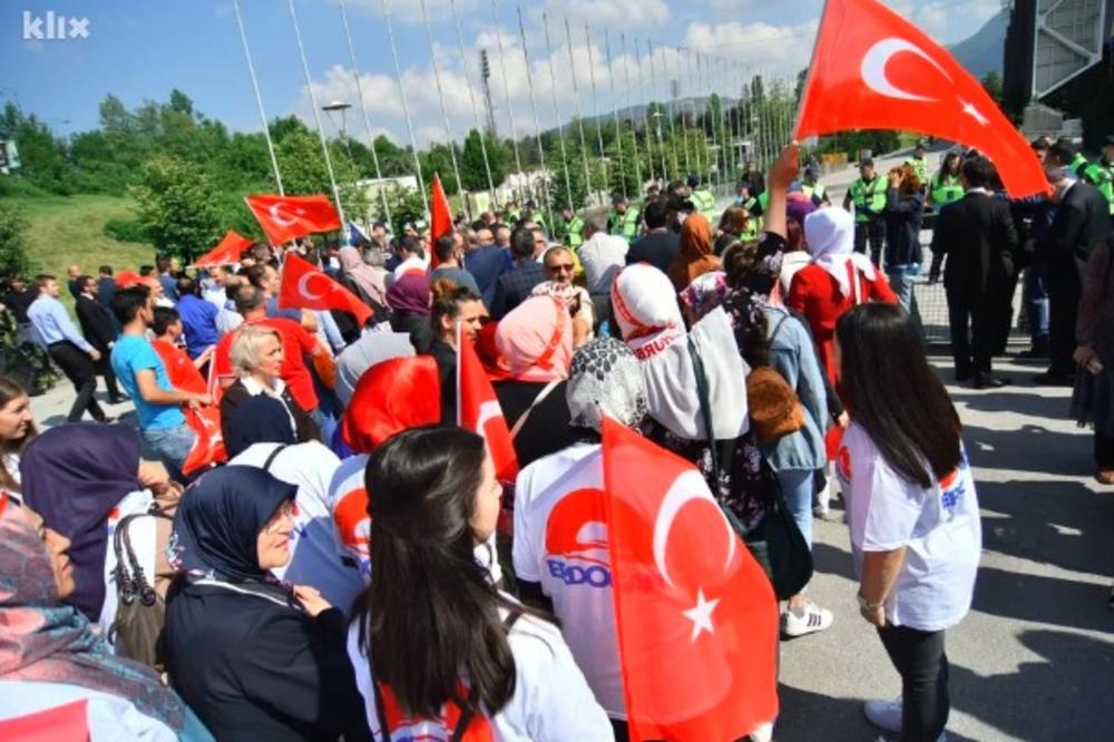 TURCI PUNE SARAJEVO: Stigli prvi autobusi s učesnicima Erdoganovog mitinga (VIDEO)
