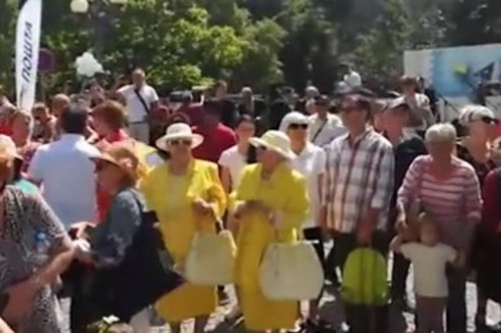 ZA NJIMA SE DANAS OKRETAO CEO BEOGRAD: Dve bake u ŽUTOM bile su HIT među 50 nevesta u belom, evo ko su one! (KURIR TV)