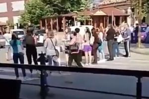 KRAGUJEVAC NA NOGAMA: Poreska inspekcija zatvorila poznatu kafanu, nezadovoljni građani blokirali ulicu (VIDEO)