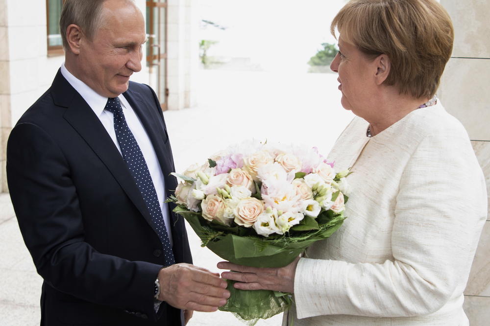 NEMCI DIGLI GALAMU, RUSI U ČUDU: Evo šta se zaista krije iza Putinovog buketa za Merkelovu