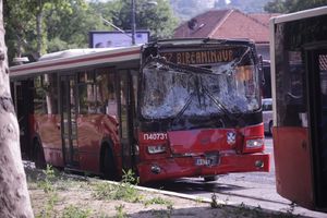 KURIR NA LICU MESTA! KOLAPS KOD KARAĐORĐEVOG PARKA: Sudar dva autobusa i automobila, više povređih! (KURIR TV)