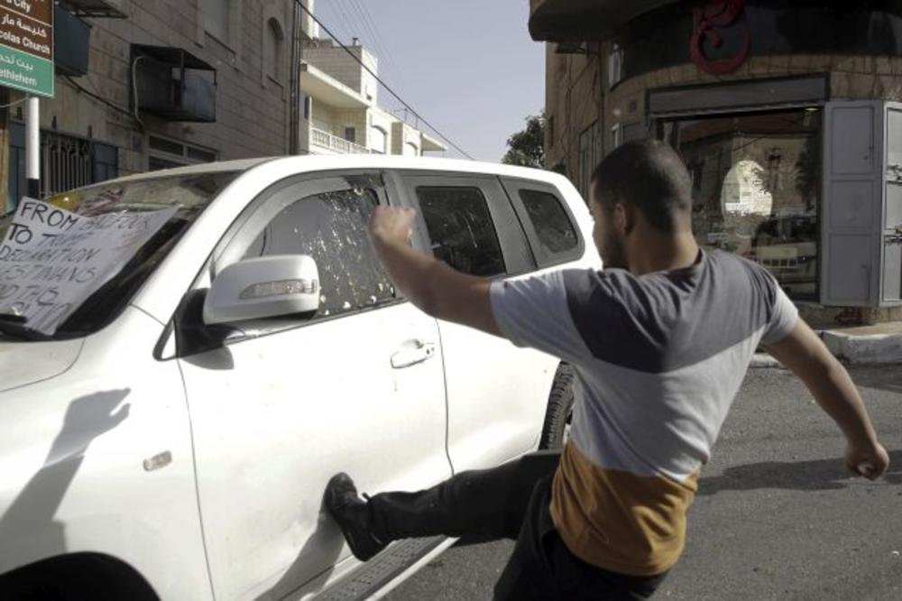 JAJIMA NA AMERIČKE DIPLOMATE: Palestinski demonstranti napali vozilo Konzulata SAD u Jerusalimu! (FOTO)